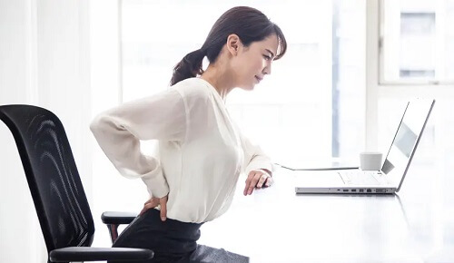 Back pain after sitting for long periods at work - tips for a relaxed office routine